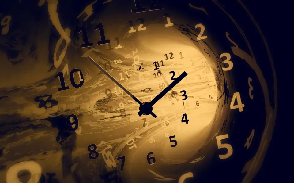 A clock representing daylight saving time