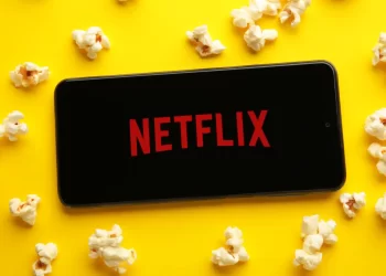 Netflix logo on yellow background with popcorn
